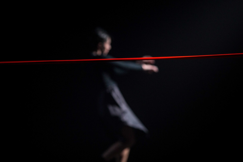Anda Stoian este performer in spectacolul Above de red limit in coregrafia lui Razvan Stoian.